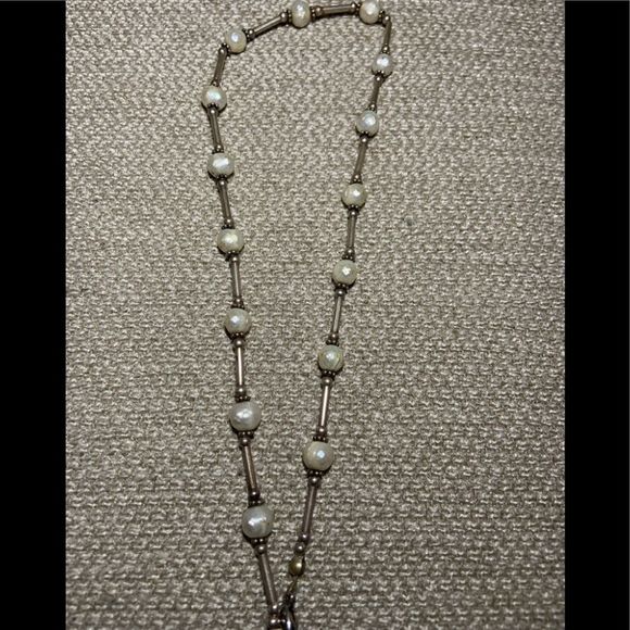 Beautiful freshwater pearl necklace with sterling silver accents - Picture 5 of 7